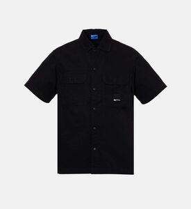 قميص كلاسيكي بجيب بأكمام قصيرة