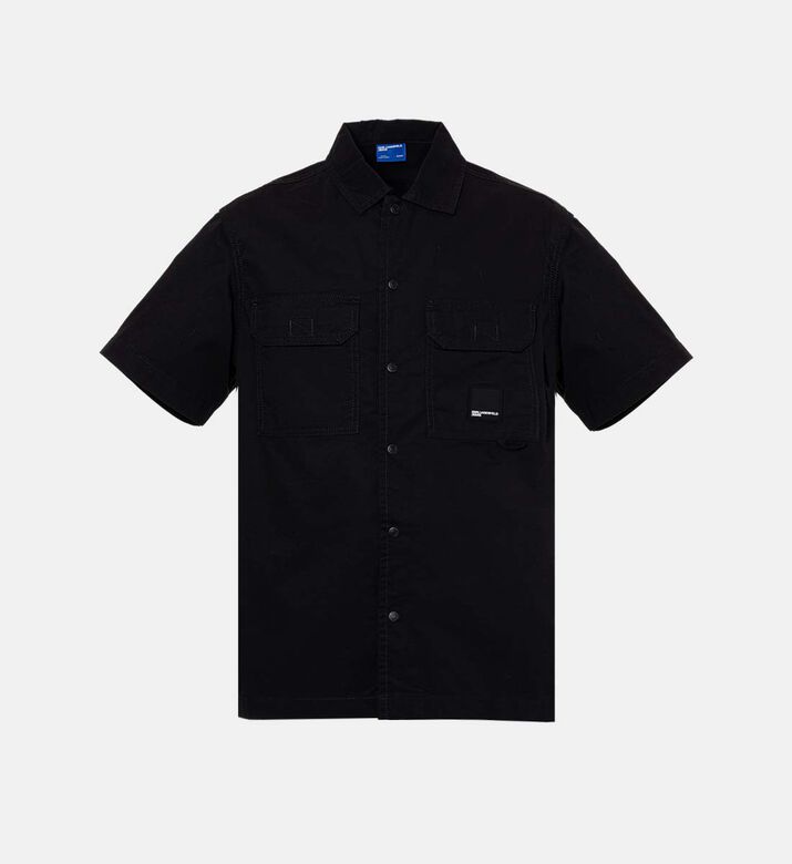 قميص كلاسيكي بجيب بأكمام قصيرة