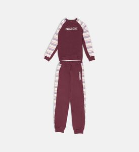 بدلة رياضية مخططة متعرجة بتفاصيل شعار