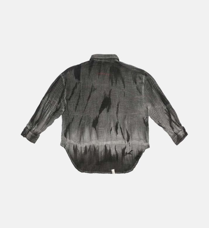 قميص من القطن العضوي على الأرض