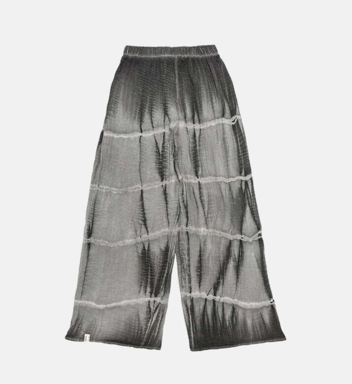 بنطلون من القطن العضوي على الأرض