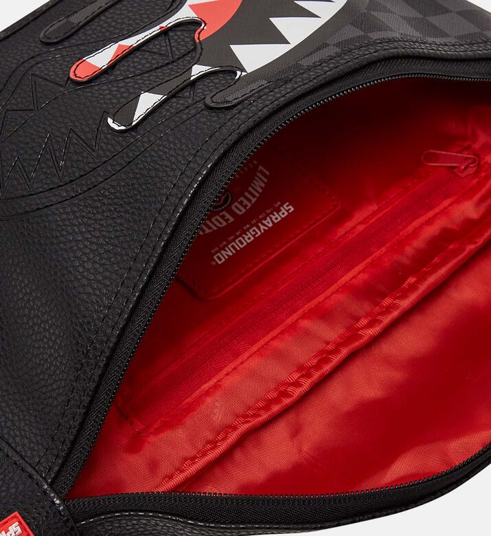 حقيبة كروس بودي بطبعة قرش غير مكتملة