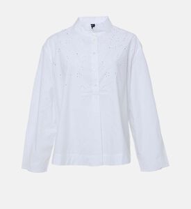 بلوزة يونانية مزينة بحلقات مفرغة