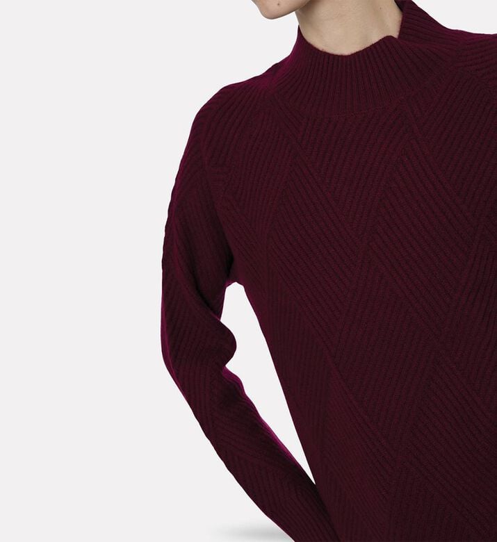 Carter and White Sweater Tamara, Model View