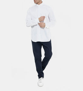 قميص بأكمام طويلة بقصة مناسبة