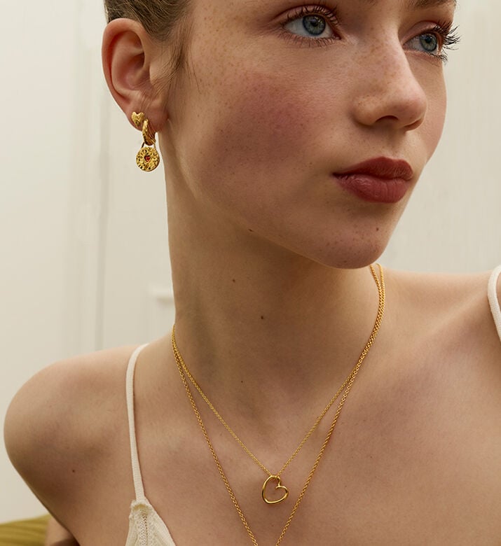 Ottoman Hands Garnet Heart-shape Earrings, Packshot View Ottoman Hands Garnet Heart-shape Earrings, Packshot View