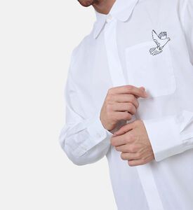 تيشيرت مزين بشعار مطرز بصف أزرار