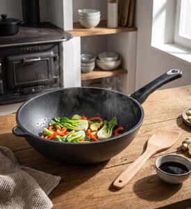 AMT Gastroguss Removable Handle Non Stick Pan, Model View
