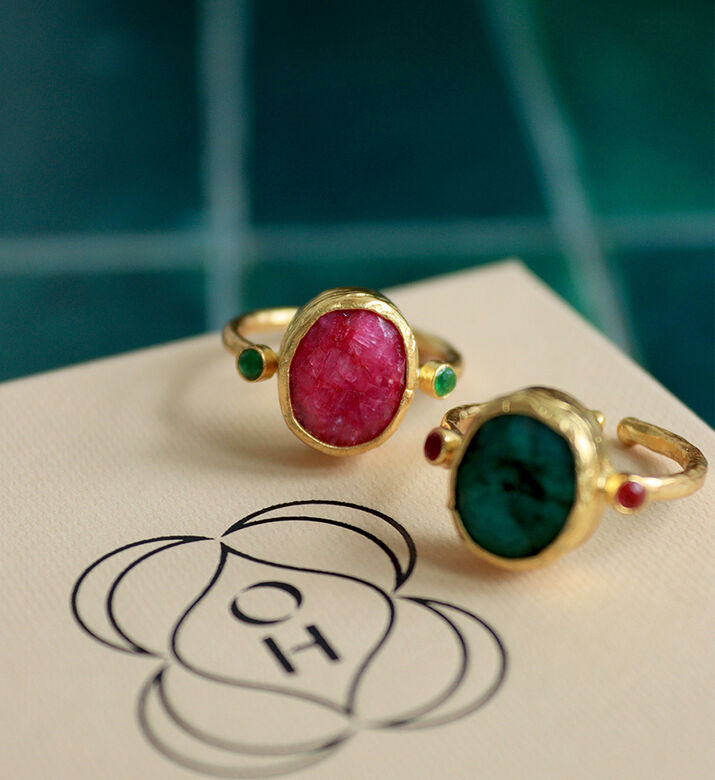 Ottoman Hands Oval Emerald Cocktail Ring, Packshot View Ottoman Hands Oval Emerald Cocktail Ring, Packshot View