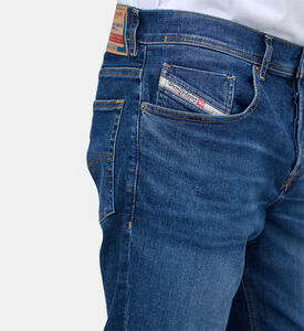 بنطال جينز بقصّة تضيق نحو الاسفل دي-فينيتيف