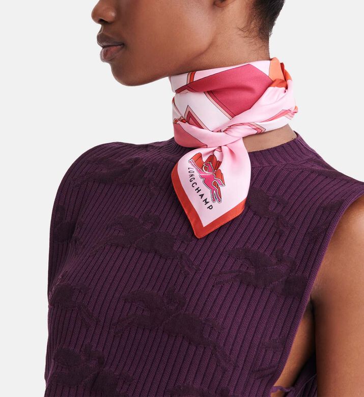 وشاح حريري مطرز بشكل حيوان