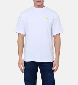 تيشيرت مطرز بتفاصيل بشكل حرف إي