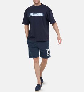 تيشيرت بطبعة شعار غير واضح