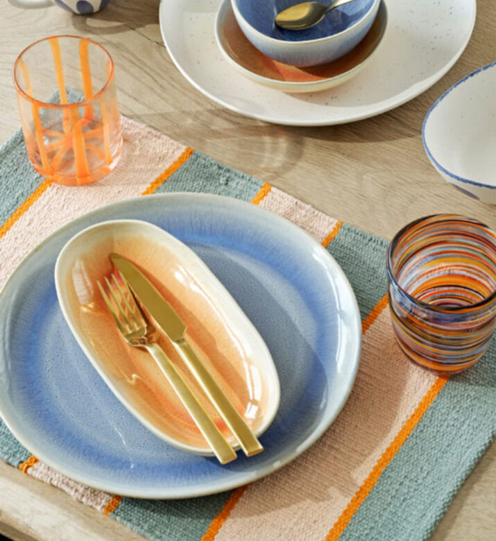 كوب ماء زجاجي مخطط