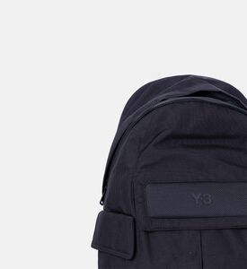 حقيبة ظهر بجيوب بغطاء قلاب بتفصيل شعار