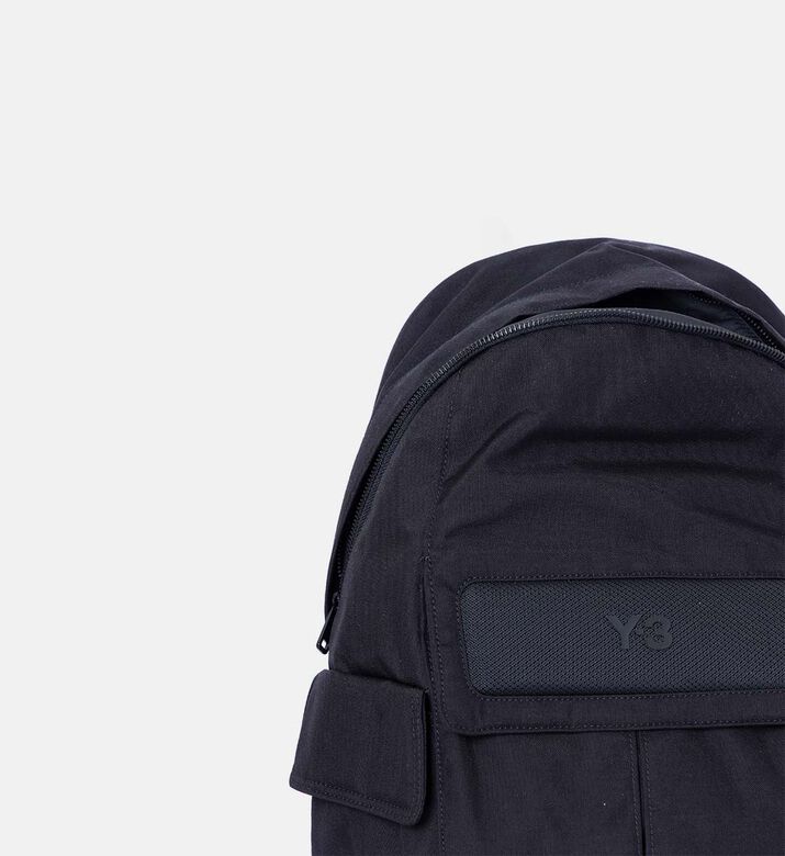 حقيبة ظهر بجيوب بغطاء قلاب بتفصيل شعار