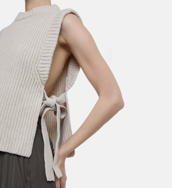 Firmus Ribbed Sleeveless Sweater