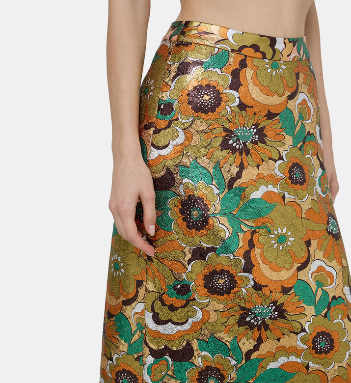 تنورة متوسطة الطول مزينة بترتر بأزهار