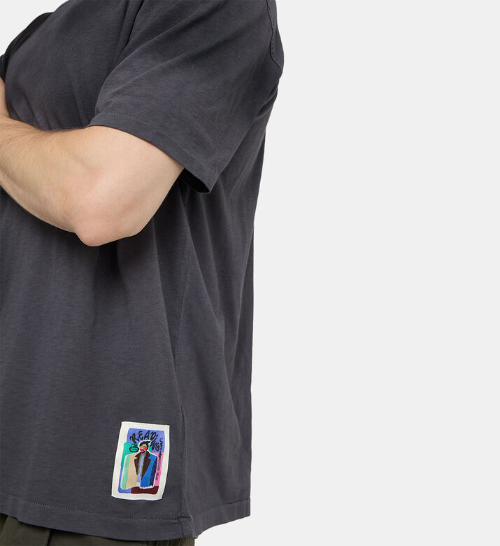 تيشيرت مصبوغ بشكل غير منتظم بنقشة فنية