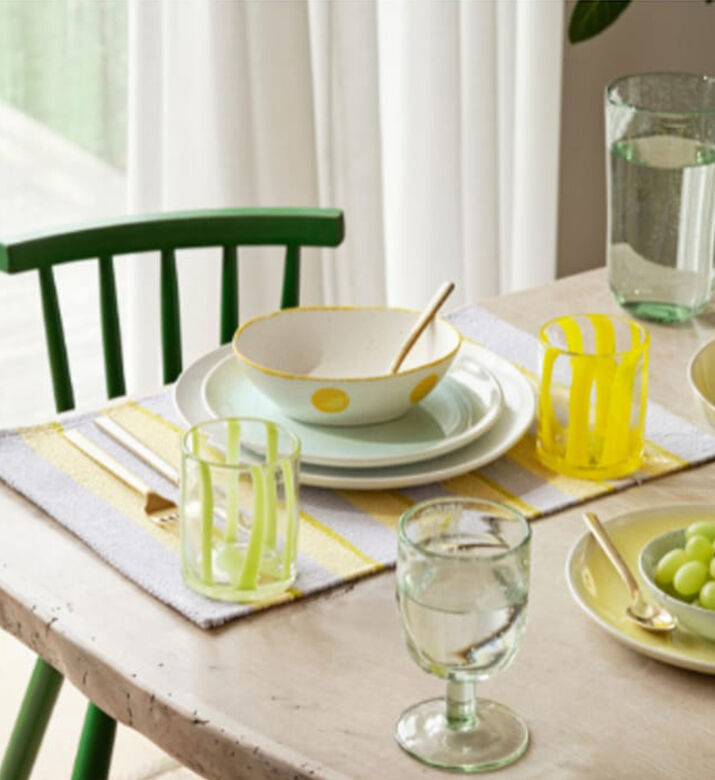 كوب ماء زجاجي مخطط