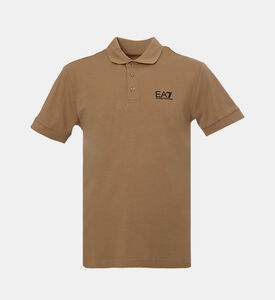 قميص بولو مطبوع عليه شعار