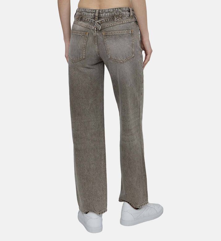 جينز بساق عريضة