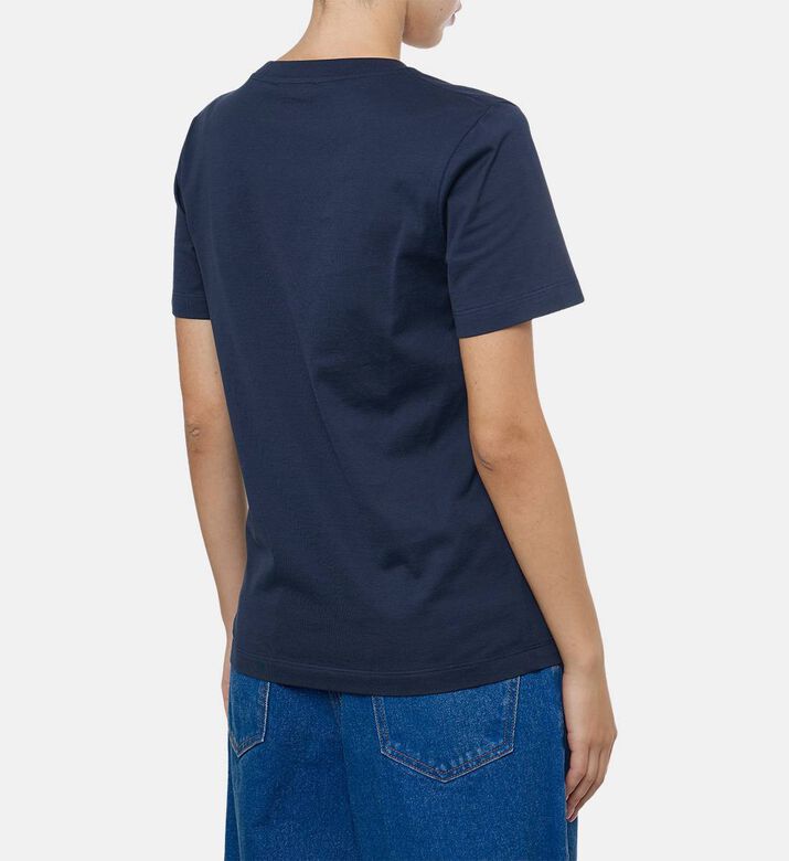 تيشيرت بياقة دائرية وتطريز شعار