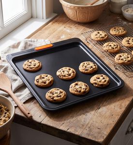 Le Creuset Insulated Cookie Sheet- 38 Cm, Model View