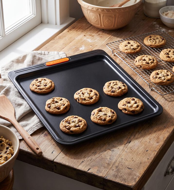 Le Creuset Insulated Cookie Sheet- 38 Cm, Model View