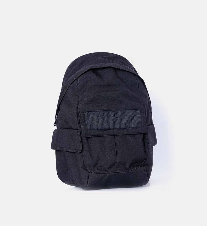 حقيبة ظهر بجيوب بغطاء قلاب بتفصيل شعار