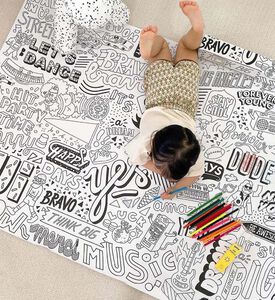 علبة أقلام ملونة