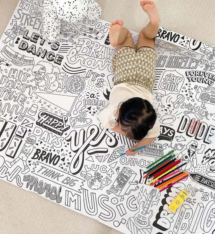 علبة أقلام ملونة