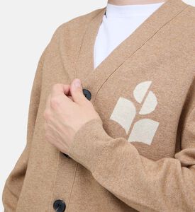 كارديغان مطرز وبأزرار على الصدر