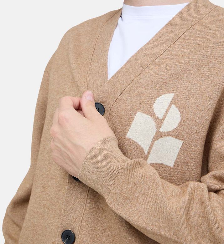 كارديغان مطرز وبأزرار على الصدر