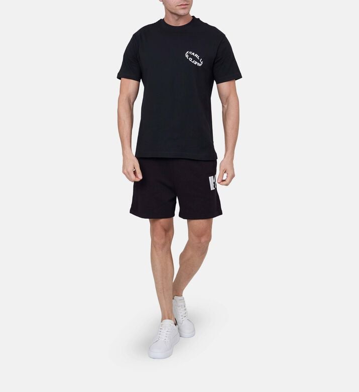 تيشيرت قصير الأكمام بياقة دائرية وشعار فني تيشيرت قصير الأكمام بياقة دائرية وشعار فني