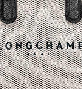 حقيبة بنمط سلة صغيرة مطرزة بشعار