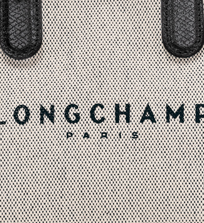 حقيبة بنمط سلة صغيرة مطرزة بشعار