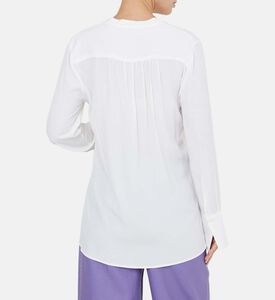 قميص بياقة على شكل حرف V وأكمام طويلة