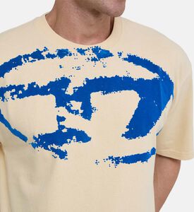 تيشيرت بشعار بارز