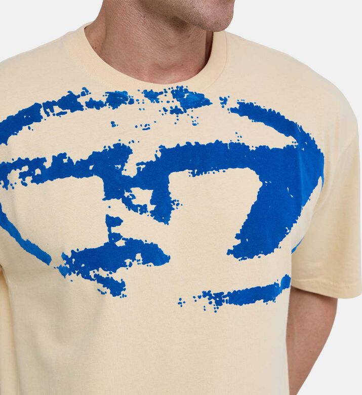 تيشيرت بشعار بارز