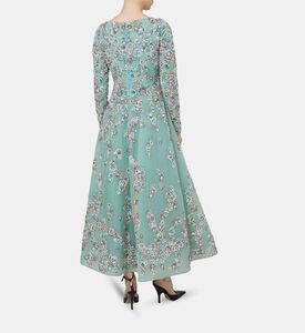 فستان مزين بقصّة انسيابية