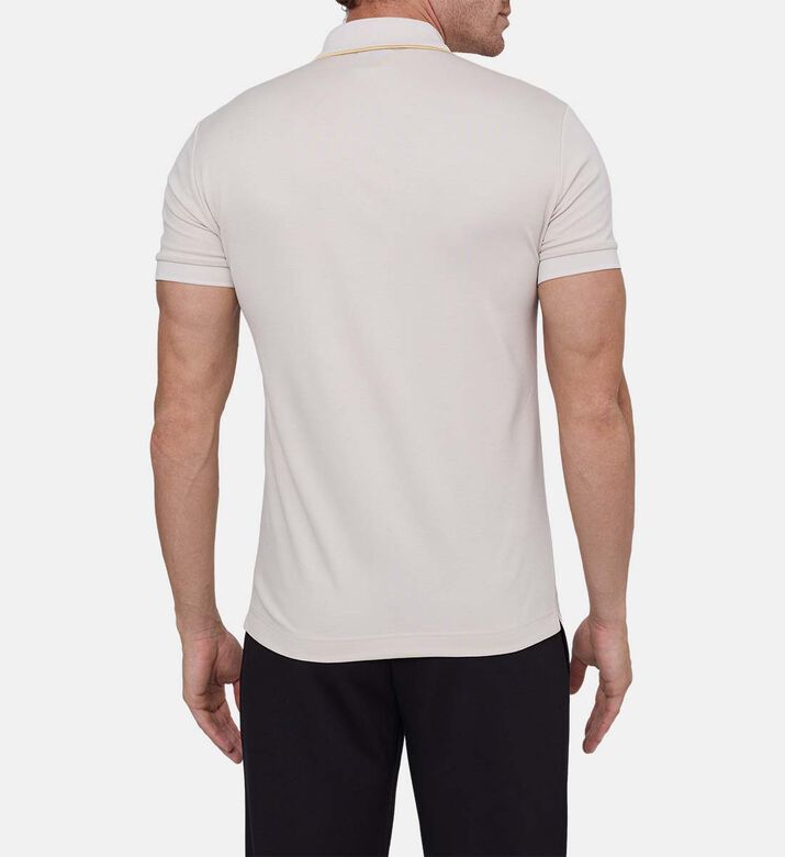 قميص بولو بتفاصيل متباينة