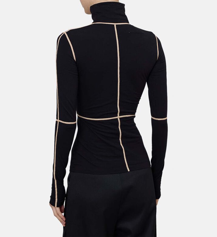 بلوزة ضيقة بدرزات متباينة بلوزة ضيقة بدرزات متباينة