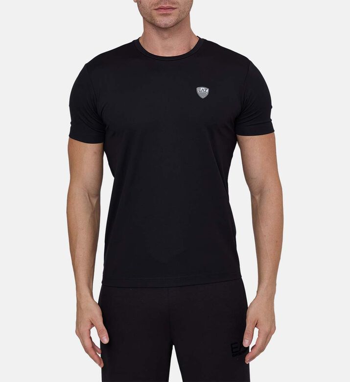 تي شيرت مزين بشارة الشعار