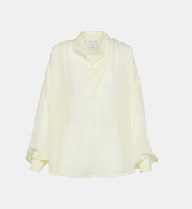 قميص بياقة منسدلة على الرقبة وأكمام طويلة