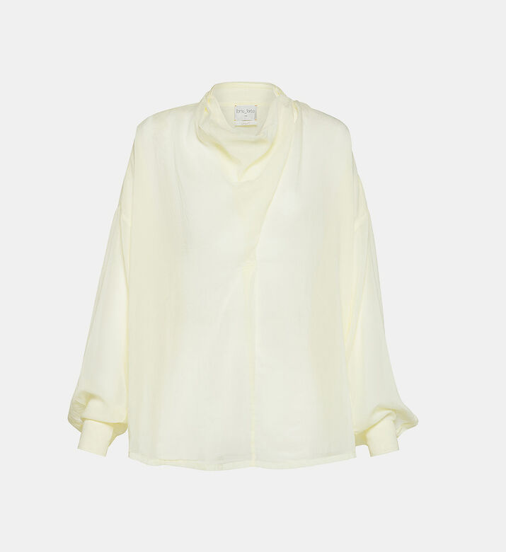 قميص بياقة منسدلة على الرقبة وأكمام طويلة