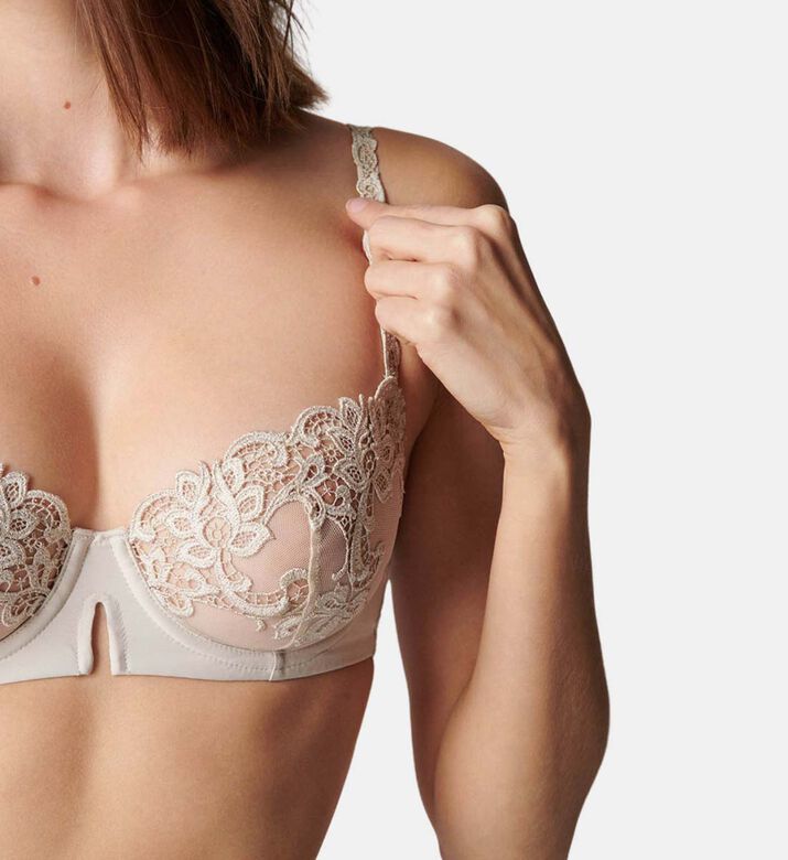 حمالة صدر نصف كوب مطرزة من Saga