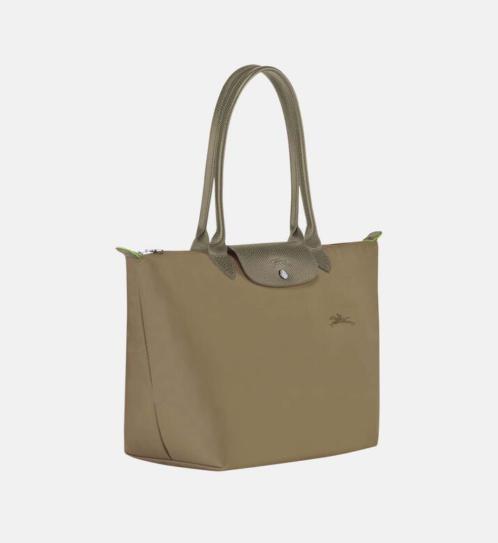 حقيبة يد كبيرة مطرزة بشعار العلامة