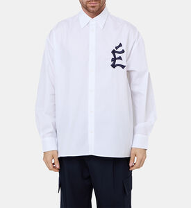 قميص مطرز بشعار مطرز بصف أزرار