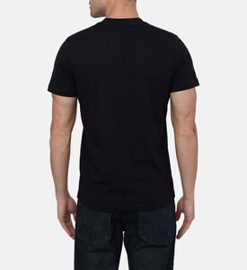 تيشيرت بشعار بقصة ضيقة